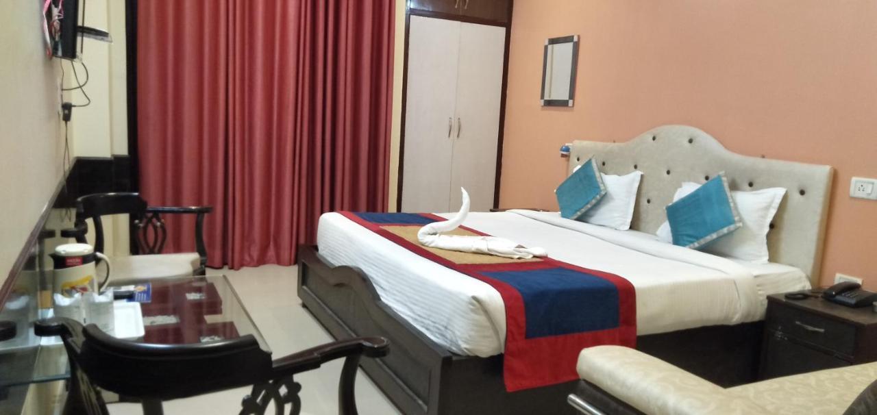Hotel Paras Plaza Risikés Kültér fotó